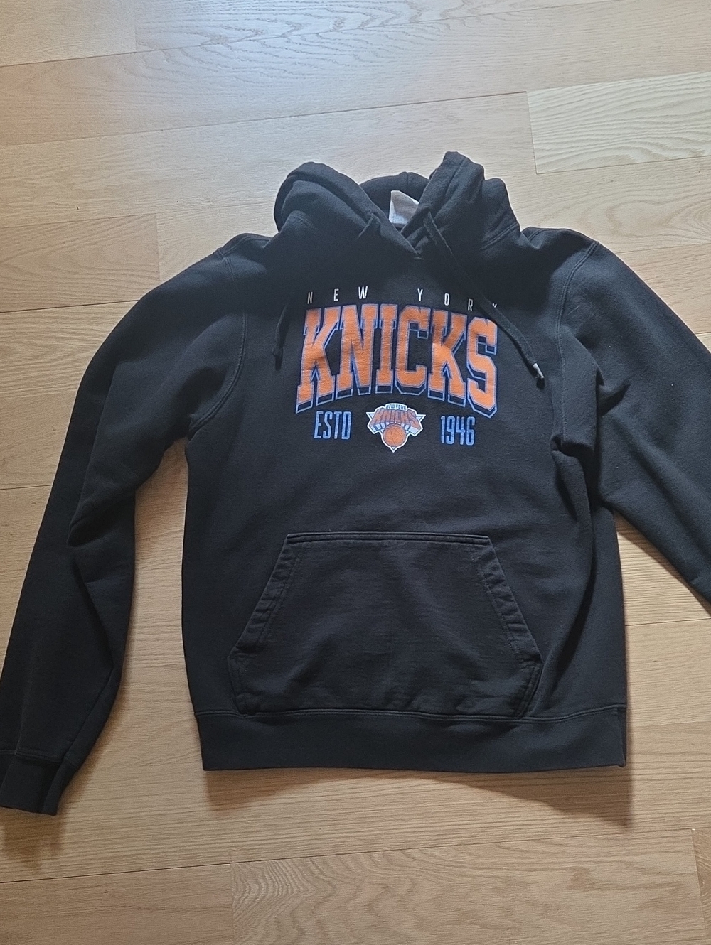 Black Pullover New York Knicks Hoodie - Men's Team Sweatshirt